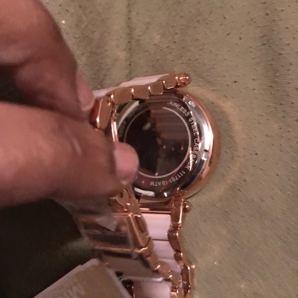 Brand new Rose Gold Michael kors watch - Picture 3 of 3